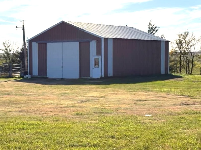 Split Level Home on 20 Acres with Machine Shed — Winner, SD real estate photo thumbnail 23